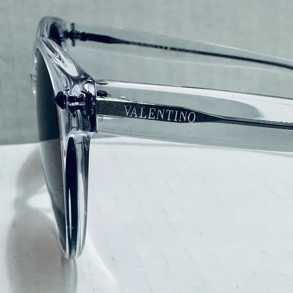 VALENTINO ROCKSTUD DETAIL SUNGLASSES WITH CASE - bibarnabloc.cat display picture 2